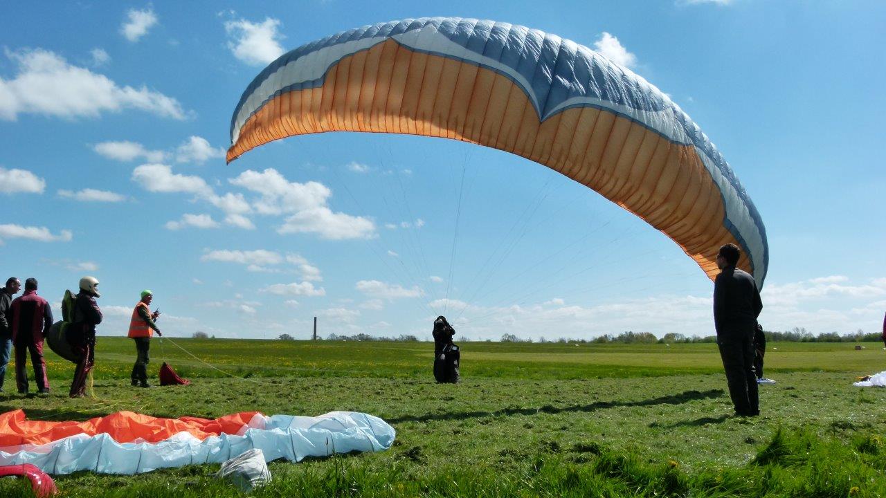 Paraglider während der Vorbereitung auf den Windenschlepp auf dem Flugplatz Görlitz.